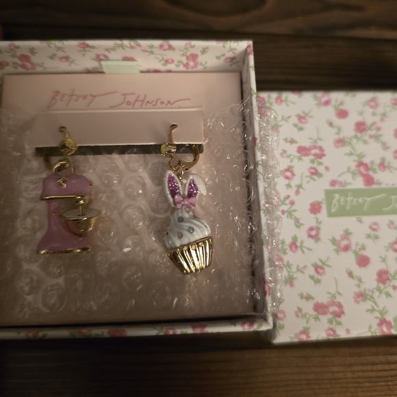 Betsey JohnsonSpring Bunny Cupcake Mismatch Drop Earrings - Picture 10 of 14